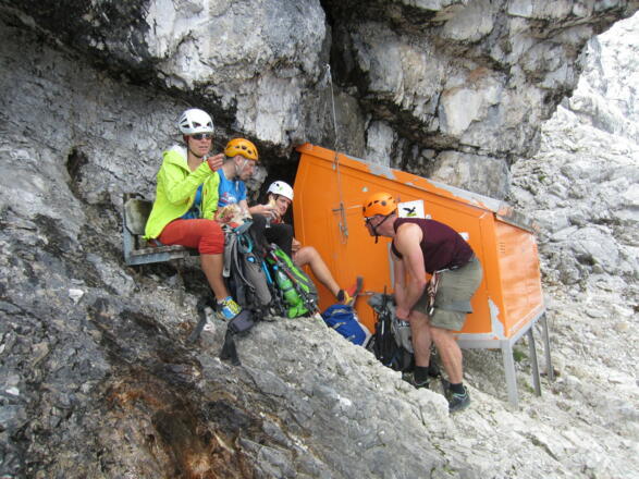 Rast an der Biwakschachtel