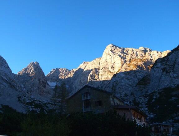 Blaueishütte 1651m noch im Schatten