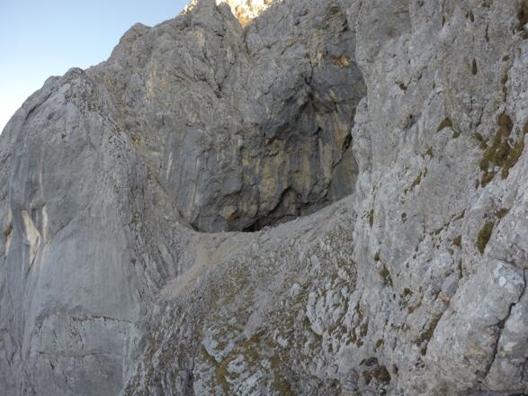 vorbei an der Zellerhöhle und Jenseits in der Verschneidung weiter