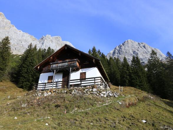 Jagdhütte Hochgscheid (Radlparkplatz und Brunnen)