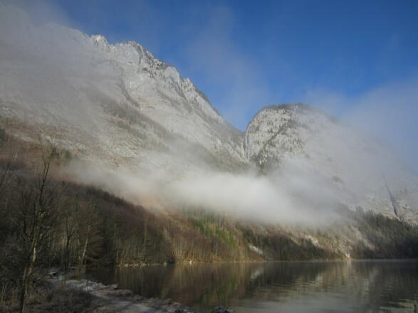 links geht der Steig hoch und rechts auf der Kuppe befindet sich die Archenkanzel