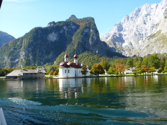 Am Ende der Watzmanntour geht es mit dem Schiff heim: St Bartholomä mit der Watzmannostwand 