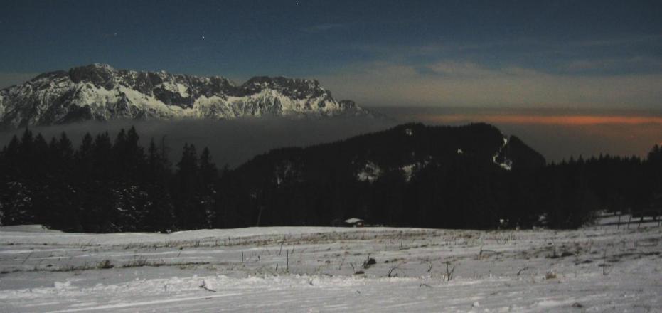 So siehts in der Nacht aus: rechts unter dem Nebel die Flughafenbefeuerung von Salzburg
