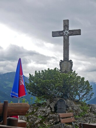 Das Gipfelkreuz der Kneifelspitze