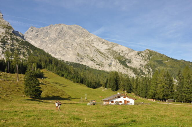 Blick von Kühroint hinüber zum Hocheck - in der Kerbe zwischen Felsgart und Almwiese liegt das Watzmannhaus