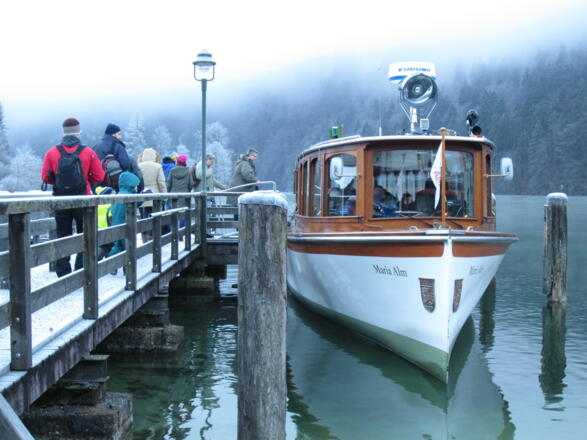 in Königssee beginnt die Fahrt mit den Elektrobooten