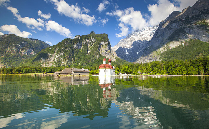 Ein Postkartenmotiv: Wallfahrtskirche St. Bartholomä am Königssee, dahinter die Ostwand des Watzmanns