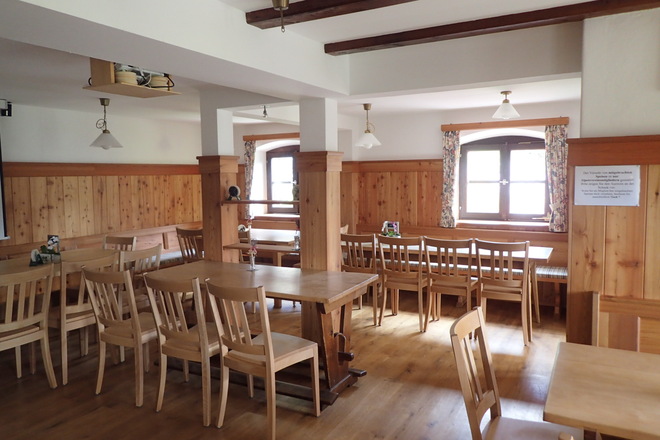 In der freundlichen Gaststube der Neuen Traunsteiner Hütte
