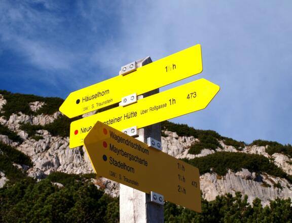 Wegtafel bei der alten Traunsteiner Hütte