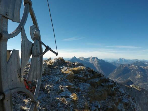 Engel am Gipfelkreuz des Wagendrischlhorn - Schnee nur am Horizont in den Hohen Tauern