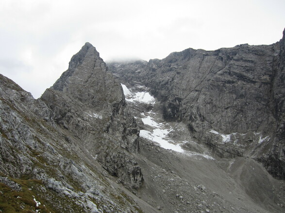 Eisbodenscharte (links) und erster Aufschwung am Nordgrat zur Blaueisspitze