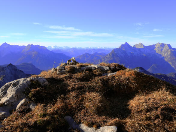 Rastplatz auf Wiese mit toller Aussicht vor dem letzten Drittel