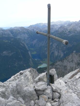 Gipfelkreuz mit Blick ins Hagengebirge