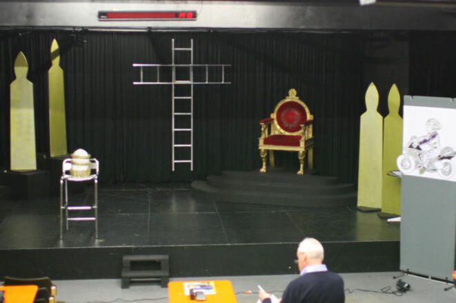 Bühnenbild im Tam-Ost.