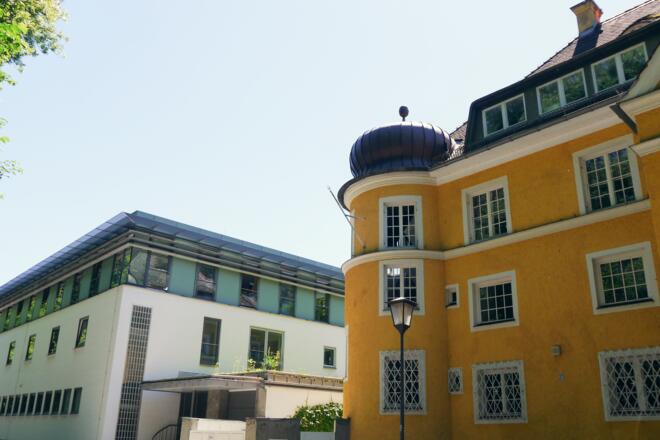 Modernes und historisches Gebäude  in der Vilshofener Straße