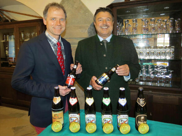 Stolz präsentieren die Geschäftsfüher ihr vielfach prämiertes Bierrepertoire.