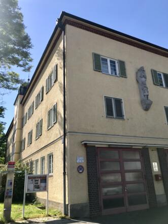 Ehemaliges Rathaus Großhadern Statue