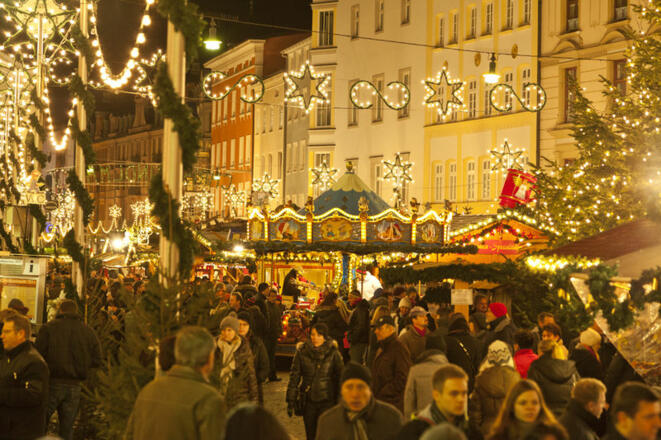 Besuchermassen am Rosenheimer Christkindlmarkt.