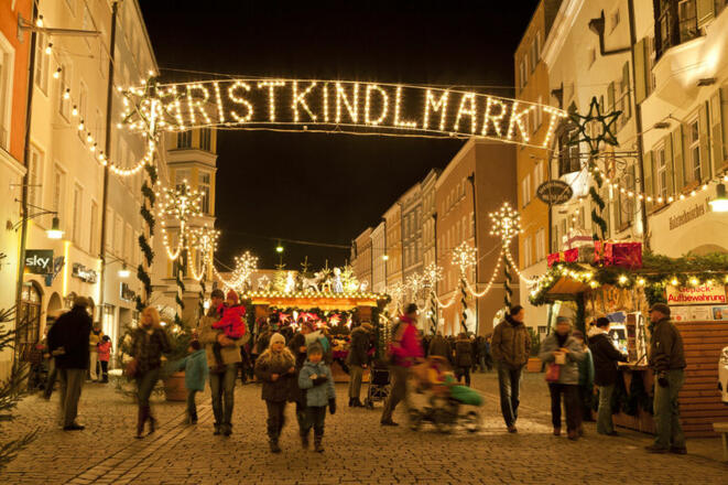 Beleuchteter Rosenheimer Christkindlmarkt am Abend.