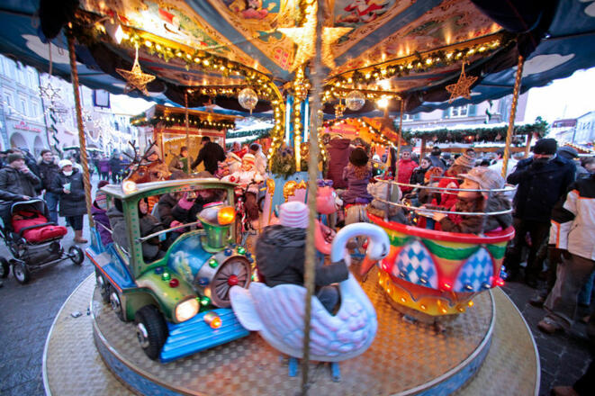Kinderkarusell am Rosenheimer Weihnachtsmarkt.