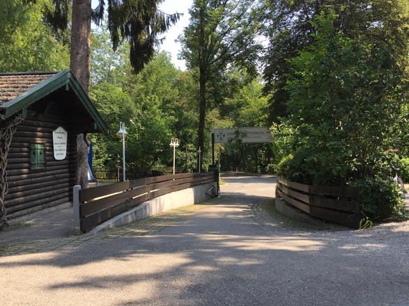 Auffahrt zum Gasthof Hinterbrühl am See