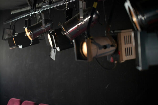 Scheinwerfer der Theaterinsel Rosenheim.