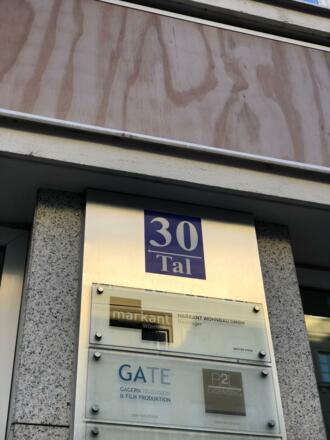 Straßenschild Tal 30