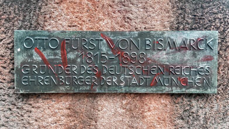 Aufschrift am Sockel des Denkmals