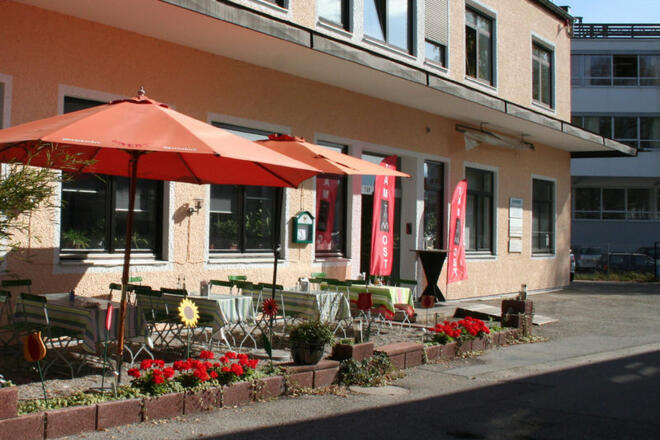 Fassade am Eingangsbereich des TAM-OST Theaters in Rosenheim.