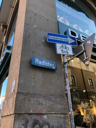 Straßenschild an der Ecke Tal 20 und Radlsteg