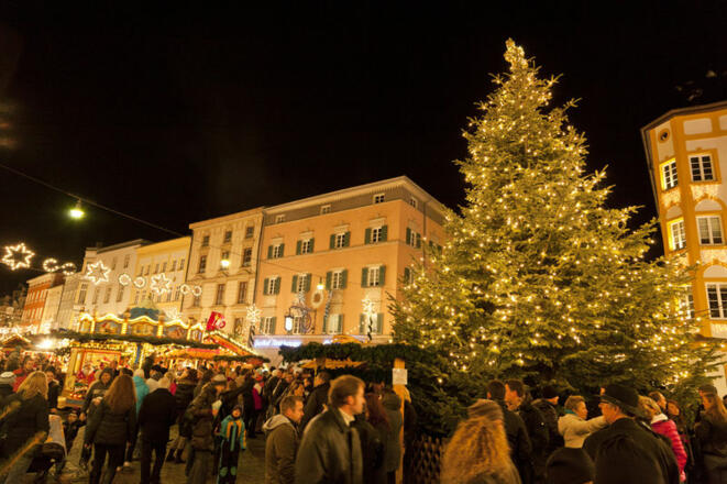 Christbaum am Rosenheimer Christkindlmarkt.