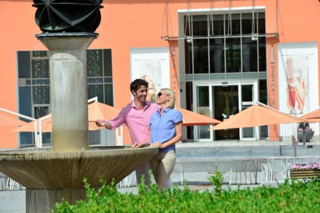 Auch der Kurplatz vor dem Kurhaus lädt zum Verweilen ein.