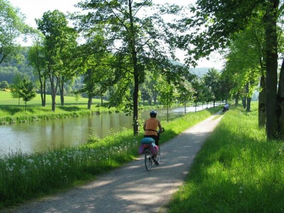 Radfahrer am Ludwig-Donau-Main-Kanal bei Essing im Altmühltal