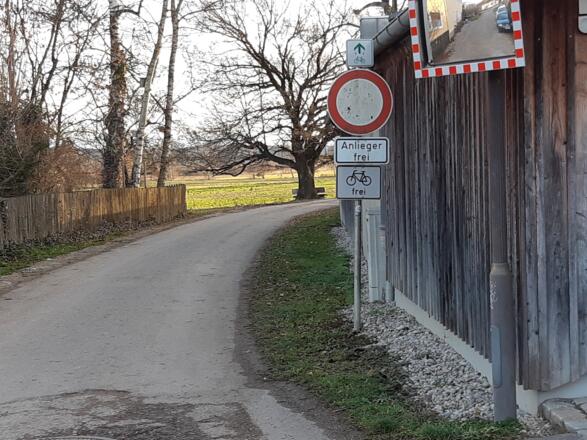 VZ 250 mit Anlieger frei an der Zufahrt zum neuen Friedhof