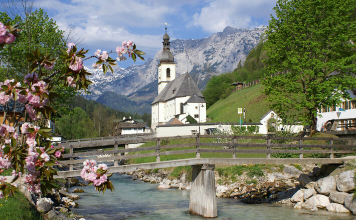 Postkartenmotiv: Die Pfarrkirche St. Sebastian im Bergsteigerdorf Ramsau