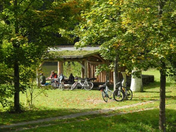 Radfahrpause an der keltischen Schmiede in Essing-Altessing