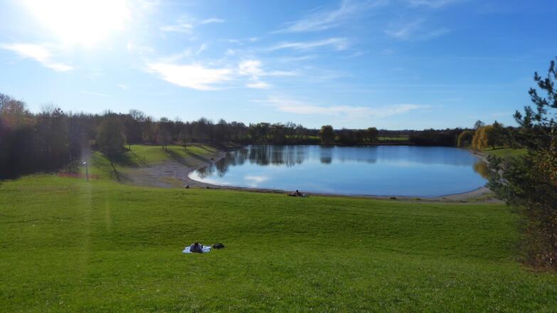 Ausblick über den See von einem kleinen Hügel am Ostufer des Sees