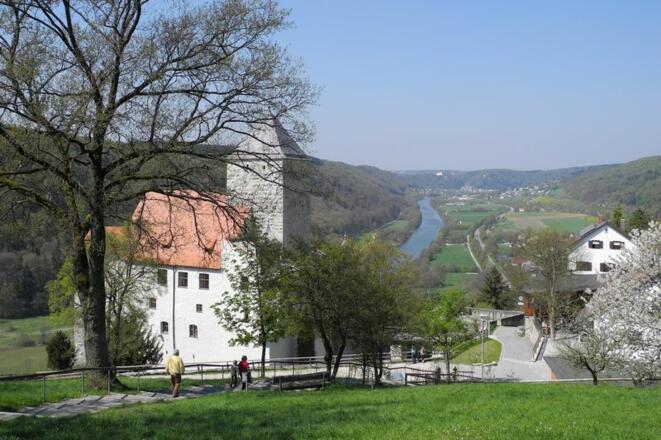 Burg Prunn bei Riedenburg mit Blick ins Altmühltal
