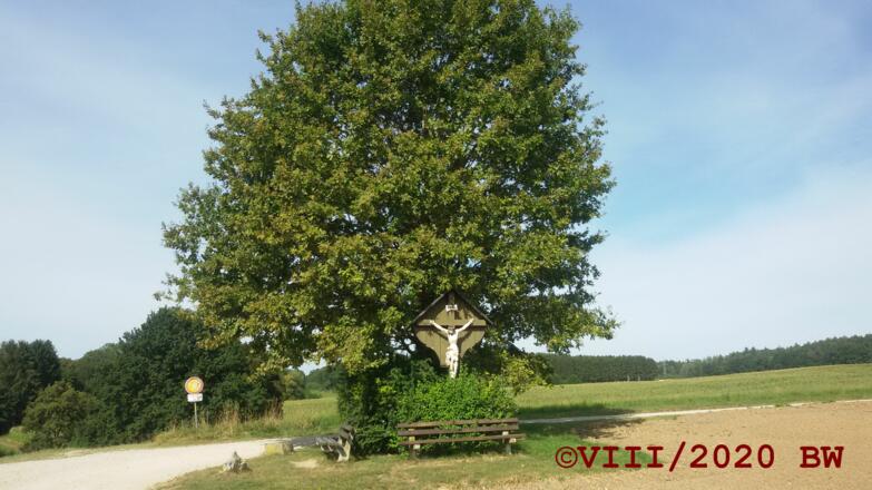 Wegkreuz  mit Aussichtsbank