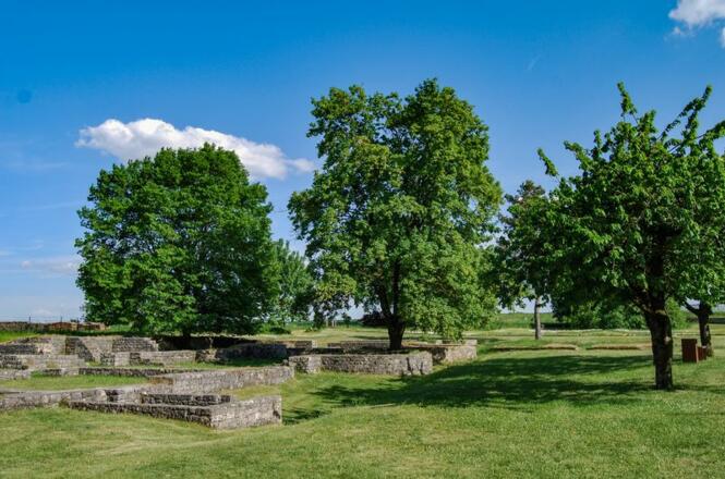 Auf dem ganzen Kastellgelände trifft man auf Überreste von Gebäuden und Wehranlagen.
