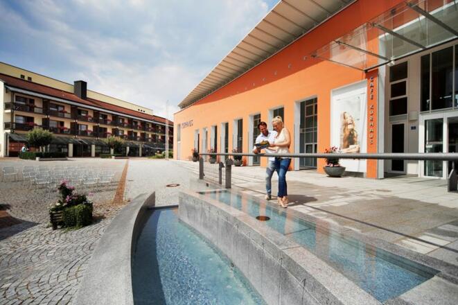 Das Kurhaus liegt in unmittelbarer Nähe zu Fußgängerzone, Limes-Therme und Kurpark.