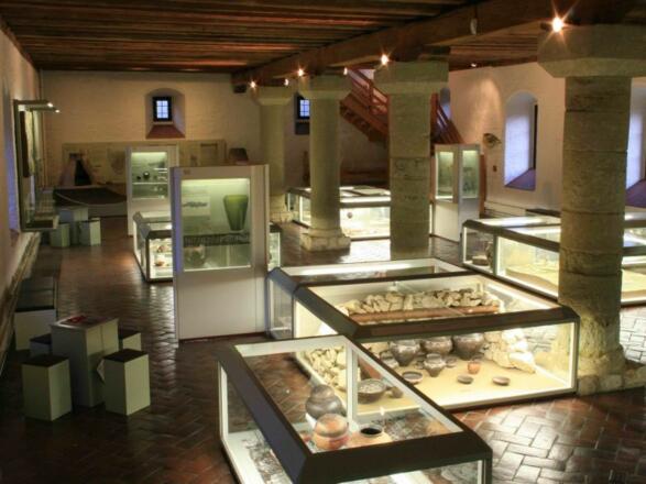 Ausstellung zur Besiedlungsgeschichte im Unteren Altmühltal im Archäologischen Museum Kelheim