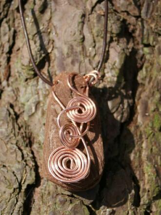 Aktion &quot;Frauen basteln keltischen Schmuck&quot; im eisenzeitlichen Gehöft in Riedenburg-Oberhofen