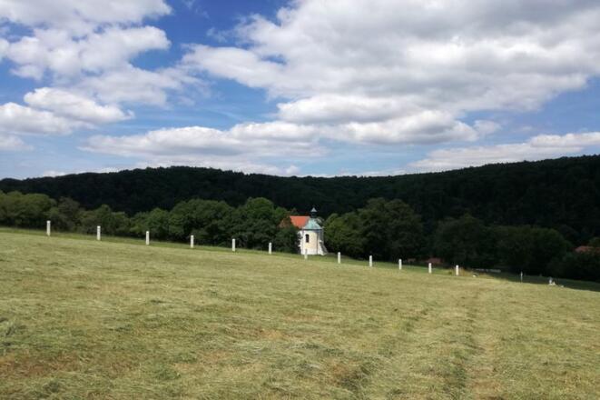Blick zur Frauenbergkapelle in Weltenburg