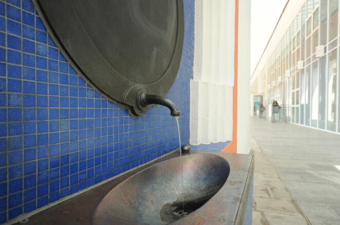 Im Säulengang vor dem Kurhaus befindet sich auch ein öffentlich zugänglicher Schwefelwasserbrunnen.