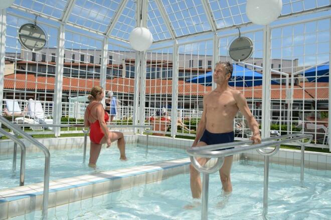 Im Kneipp-Tretbecken der Limes-Therme