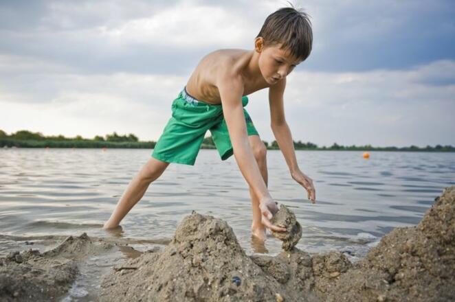 Sandburgen bauen am Mauerner Badesee in Neustadt an der Donau im Hopfenland Hallertau