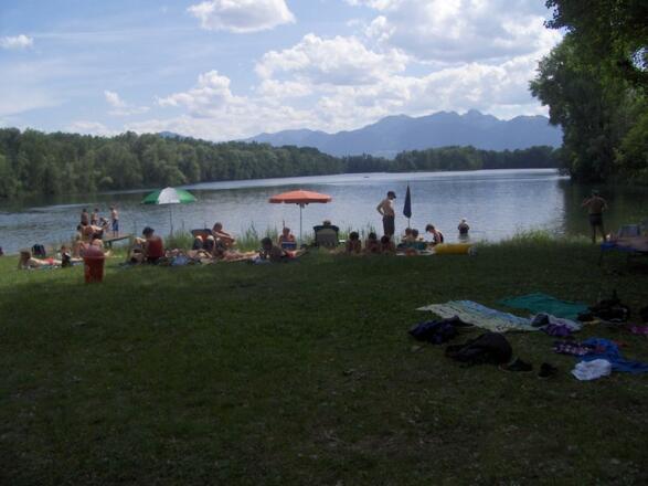 Blick über die Liegewiese auf den Happinger See