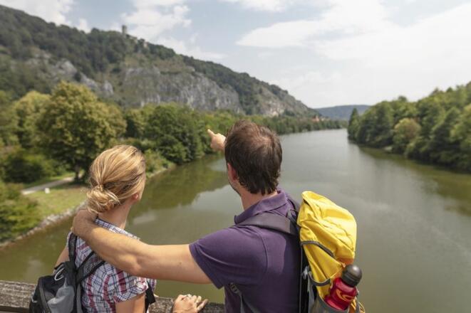 Ausblick von der Holzbrücke Tatzlwurm auf den Main-Donau-Kanal und Essing