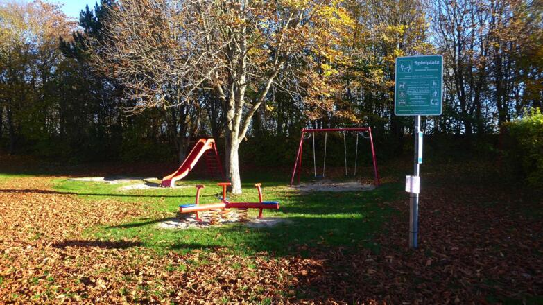 Der Spielplatz befindet sich links vom Seekiosk und läd zum toben ein.